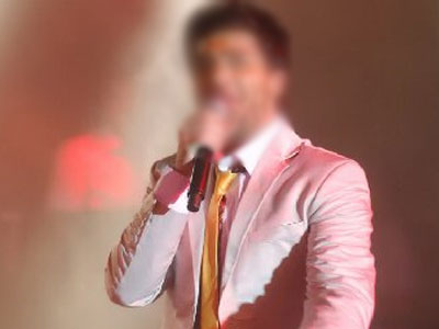 Ποιος γνωστός τραγουδιστής «έπαιξε» ξύλο στην πίστα;