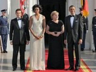 Η Angela με μαύρη τουαλέτα