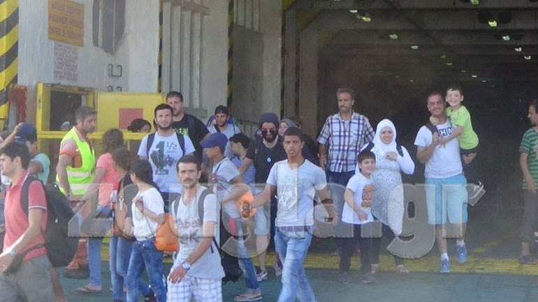 Σκέψεις για ναύλωση και δεύτερου πλοίου για τη μεταφορά προσφύγων