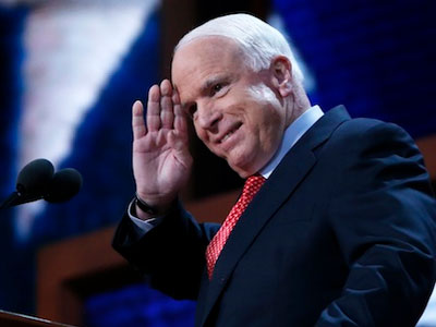 Ο Μακέιν πιέζει για παρέμβαση στη Συρία