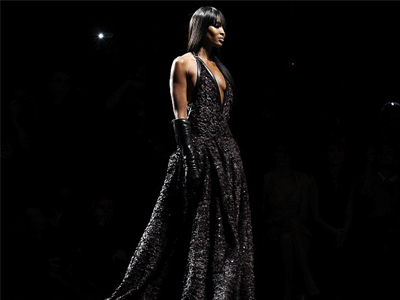 Η Naomi Campbell αψηφά το χρόνο