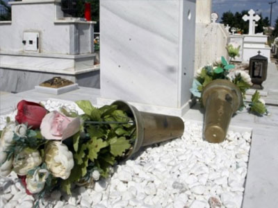 Δυτική Αχαΐα: Κυνηγοί χαλκού «αλωνίζουν» στα νεκροταφεία