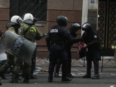 Αστυνομικοί στην είσοδο των γραφείων του ΝΑΡ προκάλεσαν αντιδράσεις