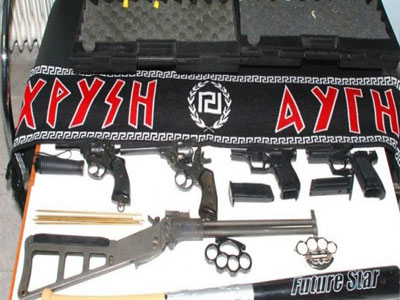 Ψυχίατρος χορηγεί άδειες οπλοφορίας σε Χρυσαυγίτες