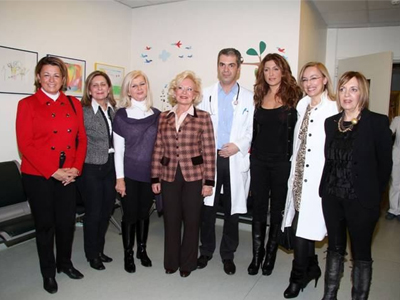 Η Έλενα Παπαρίζου δίνει χαρά στα παιδιά