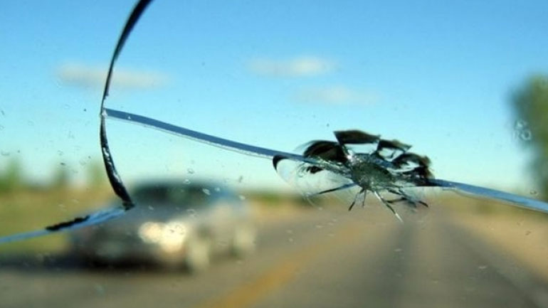 Πάτρα: Νεαροί πετούν πέτρες σε διερχόμενα οχήματα