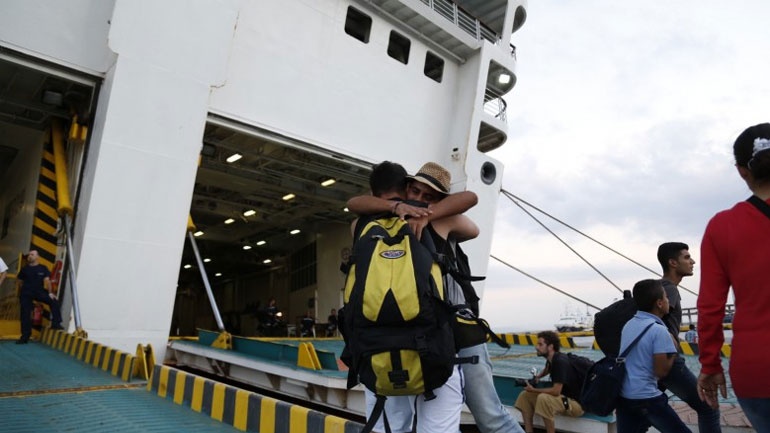 Περισσότεροι από 2.000 πρόσφυγες αποβιβάστηκαν το πρωί στο λιμάνι του Πειραιά