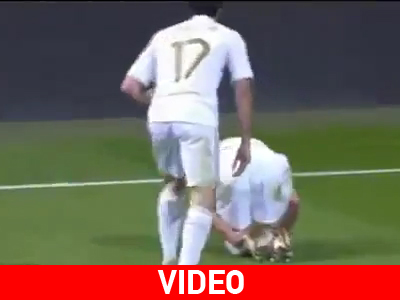 Κλώτσησε τον συμπαίκτη του!