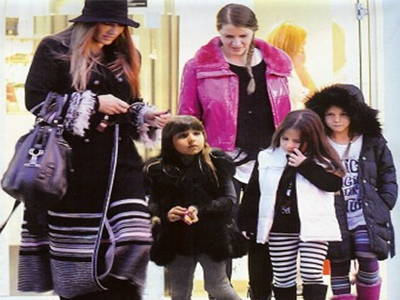 Ελένη Πετρουλάκη: Στο κομμωτήριο με τα κορίτσια