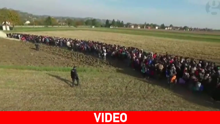 Εντυπωσιακά πλάνα με drone των προσφυγικών ροών στα σύνορα Κροατίας-Σλοβενίας