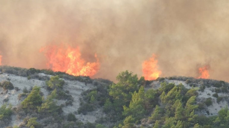Υπό μερικό έλεγχο η φωτιά στη Ρόδο