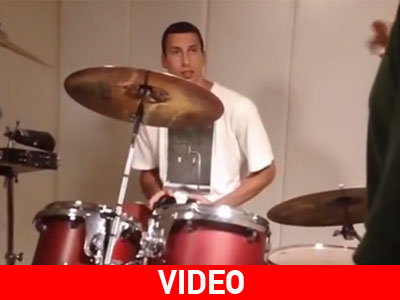 Ο Ρόκο πιάνει τις μπαγκέτες του