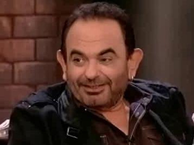 Σάκης Μπουλάς: «Όσο μεγαλώνω νιώθω ότι ξεμωραίνομαι»