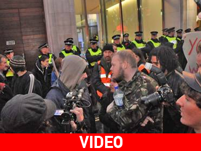 «Σύλληψη» αστυνομικού από διαδηλωτές