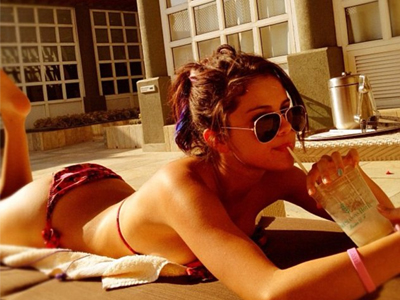 Ξεμύτισε η Selena Gomez