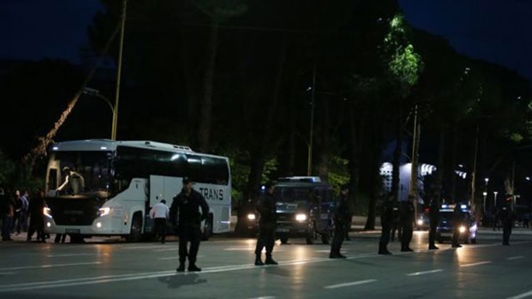 Με πετροπόλεμο υποδέχτηκαν οι Αλβανοί το πούλμαν της Σερβίας