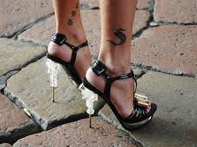 Γόβες στιλέτο: κολακευτικές αλλά με . . . μέτρο