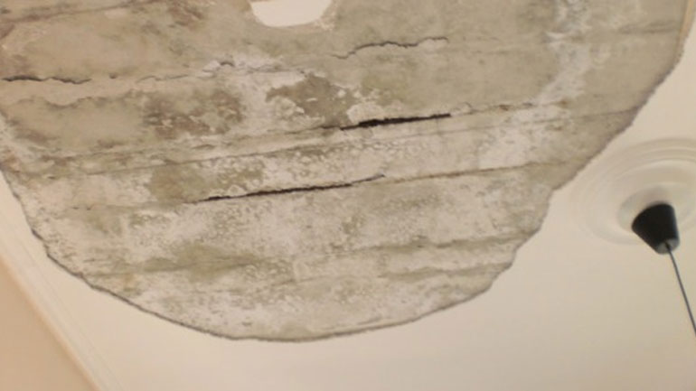 Λάρισα: Έπεσε το ταβάνι στο… σαλόνι