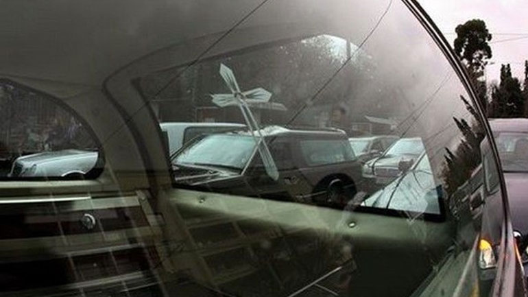 Απατεώνες αποσπούσαν χρήματα από γραφεία τελετών