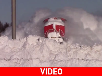 Εντυπωσιακά πλάνα ενός τρένου καθώς περνά μέσα από το χιόνι