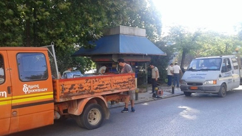 «Ξηλώνονται» παρατημένα περίπτερα στα Τρίκαλα