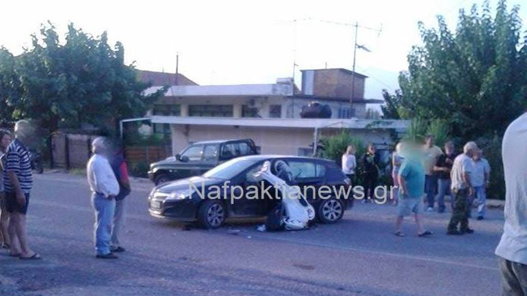 Ναύπακτος: Μηχανή «καρφώθηκε» σε αυτοκίνητο