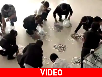 Κινέζος αγόρασε αμάξι με κέρματα!