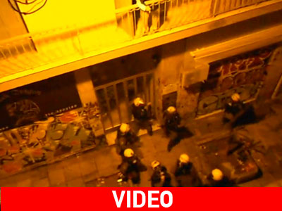 Αστυνομικοί προσπαθούν να εισβάλουν σε πολυκατοικία στα Εξάρχεια