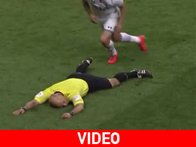 Διαιτητής δέχεται τάκλιν και αντιδρά σπρώχνοντας