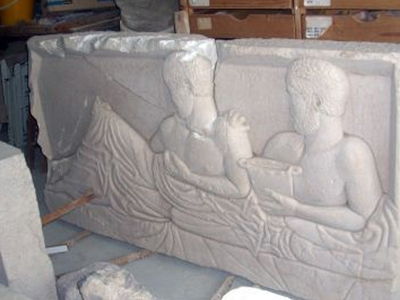 Βρέθηκε αρχαία ρωμαϊκή ανάγλυφη πλάκα στη Σαντορίνη