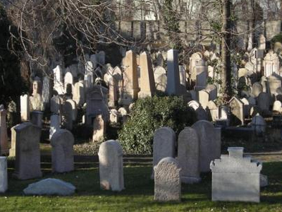 Από το γραφείο του υπουργού στο …κοιμητήριο