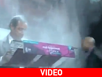 Γαλλία: Μία γυναίκα πέταξε αλεύρι στον Φρανσουά Ολάντ