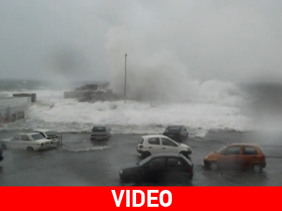 Τα παρέσυρε το… κύμα