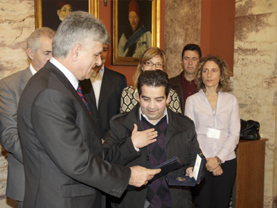 Υπάλληλος της Βουλής με παγκόσμιες ανάσες