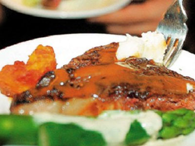 Φεύγει ο εστιάτορας κι αφήνει πίσω του… σαλάτες