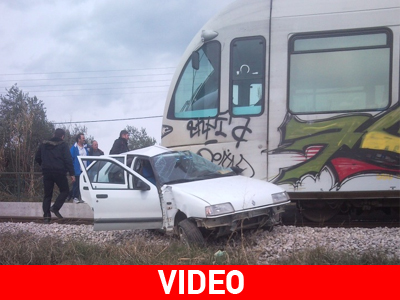 Καρέ- καρέ σύγκρουση τρένου με Ι.Χ.