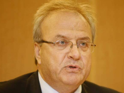 Ψηφίζει και… δακρύζει