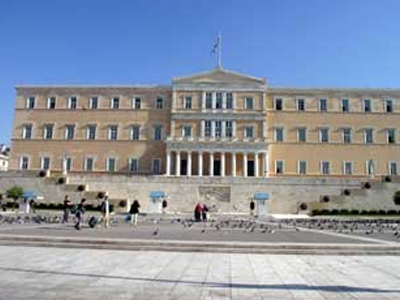 Σήκωσε πανό στη Βουλή