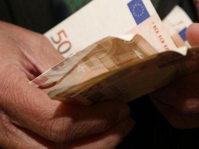 Ελεύθερος με περιοριστικούς όρους ο ανώτερος υπάλληλος του ΥΠΟΙΚ Ελεύθερος με περιοριστικούς όρους ο ανώτερος υπάλληλος του ΥΠΟΙΚ