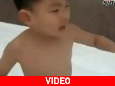 Ανάγκασαν το παιδί τους να τρέχει ημίγυμνο στο χιόνι