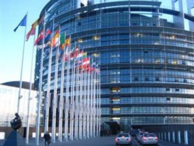 Οργή ευρωβουλευτών για τις «μεσίστιες σημαίες»