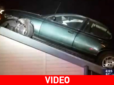 Απίστευτο! Αυτοκίνητο προσγειώθηκε σε στέγη