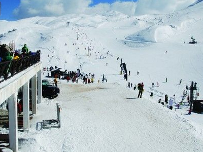 Επισκέπτες κατέκλυσαν το Χιονοδρομικό Κέντρο Φαλακρού