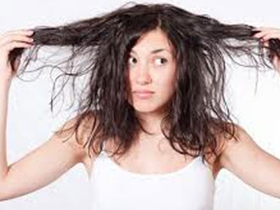 Πώς θα απαλλαγείτε από τα λιπαρά μαλλιά