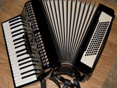 Με ακορντεόν και όπλο ο 7χρονος