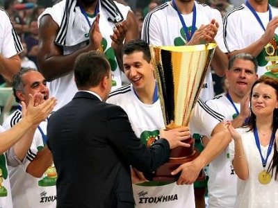 Η σημαία στον ιστό της!