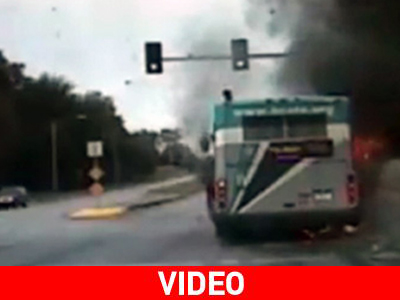 Λεωφορείο πιάνει φωτιά σε εντυπωσιακή καταδίωξη