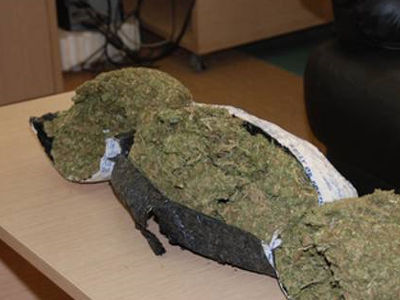 Βρήκαν στα σπίτια τους 16 κιλά χασίς