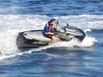 Πόσο μπορούν να απομακρύνονται τα jet ski από την ακτή