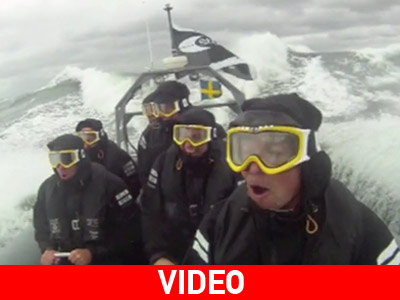 Βόλτα με φουσκωτό σε τεράστια κύματα Βόλτα με φουσκωτό σε τεράστια κύματα